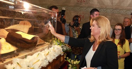 GALERIJA FOTOGRAFIJA Hrvatska predsjednica dodiruje staklo u kojemu je leš Leopolda Mandića