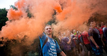 Pogledajte snimke divljanja maturanata: Urlali ustaški pozdrav, uništavali spomenik, bacali dimne bombe...