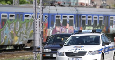 Mladog vozača u Vratišincu udario vlak, policija podsjetila na kazne za neopreznost