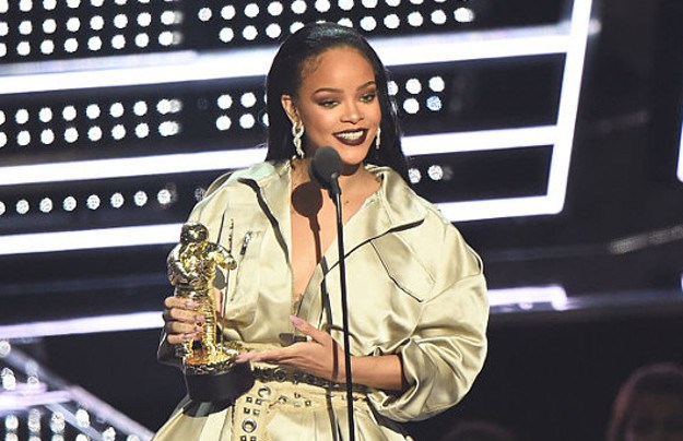 Izdržao je sve nastupe i Drakeov romantični ispad: Ovaj puder RiRi je nosila na MTV VMA