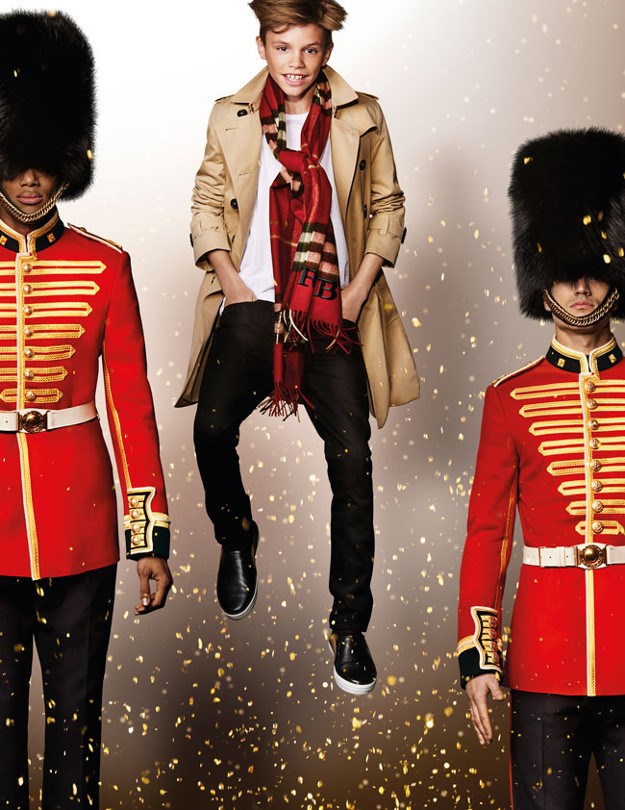 Romeo Beckham zvijezda je nove Burberryjeve kampanje, krcate slavnim osobama