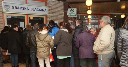 Redovi pred gradskim blagajnama u Sisku, umirovljenici i nezaposleni dobivaju uskrsnicu