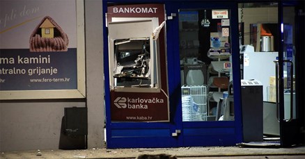 VIDEO Karlovčane usred noći probudila snažna eksplozija, lopovi raznijeli bankomat