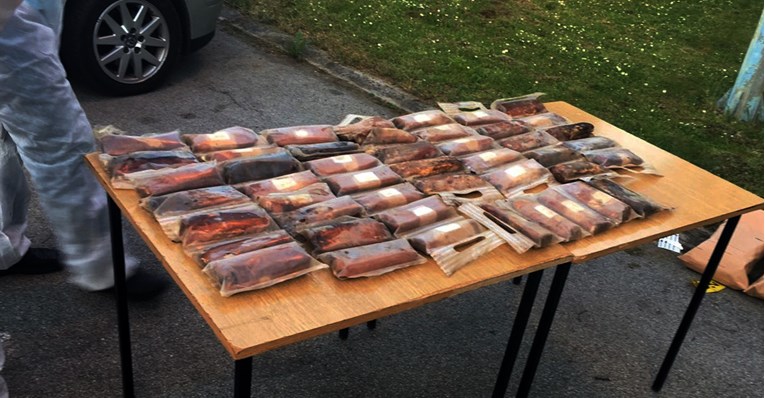 FOTO Kod Nove Gradiške zaustavljen auto, u njemu nađeno 75 paketa vojnog eksploziva razorne moći