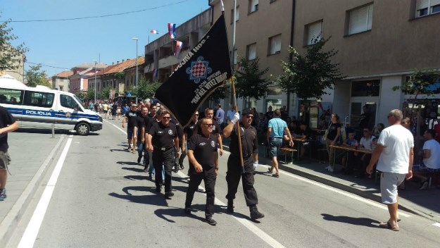 SRAMOTA! IX. bojna HOS-a maršira Kninom, urla "Za dom spremni!" i pjeva ustaške pjesme