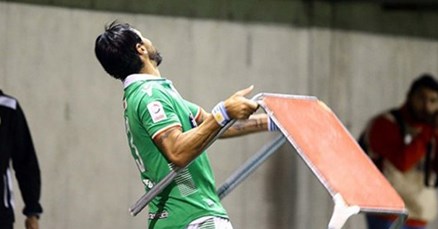 EL LOCO POTPUNO POLUDIO Abreu na navijače bacio stol