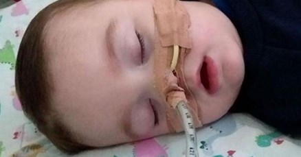Roditelji malenog Alfieja ne odustaju od borbe za njegov život, hoće li uspjeti?