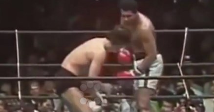 Pogledajte snimku borbe Muhammada Alija u MMA: Nezadovoljni gledatelji bacali smeće u ring