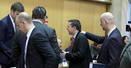 FOTO HDZ-ov Tolušić u saboru masirao SDP-ovca Bauka