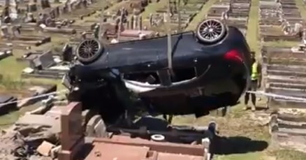 VIDEO Pijani vozač uništio najmanje 15 spomenika na groblju u Sydneyju