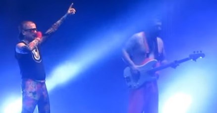 Beogradski koncert Brkova prekinut zbog skandiranja "Vučiću pederu"
