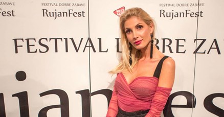 Joletova supruga Ana sinoć je u kožnim hlačicama u prvi plan stavila vitke noge