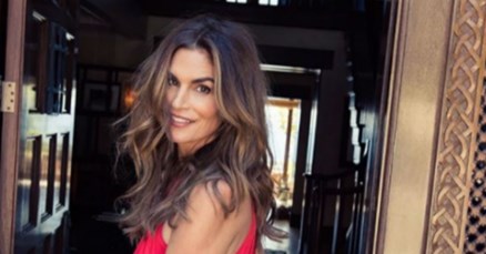 Ona ne stari: Cindy Crawford u šestom desetljeću pozirala bez majice