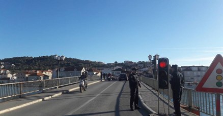 FOTO Prekrcani kamion oštetio čiovski most, promet je u kolapsu