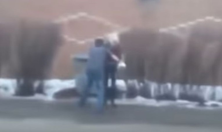 VIDEO Saznao da ga cura vara pa je ubacio u smeće