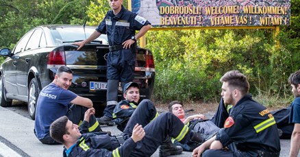 OVO SU HEROJI Evo kako odmaraju vatrogasci u pauzi gašenja požara