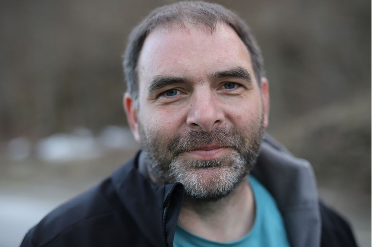Sve više ljudi pridružuje se čovjeku s križem, sutra bi moglo biti burno na Markovu trgu