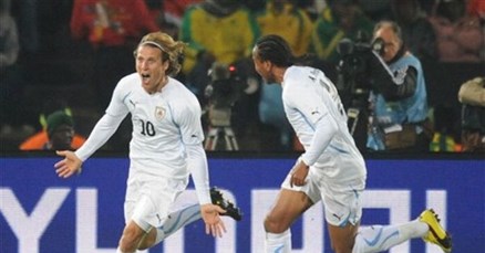 Domaćin pao bez ispaljenog metka: Forlan s dva gola predvodi listu strijelaca