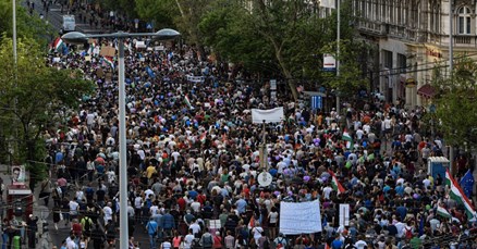 Deseci tisuća Mađara na ulicama, prosvjedovali su protiv Orbana
