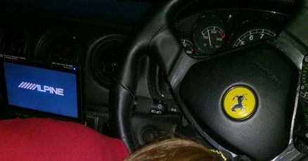 Prodavao Ferrari pa u oglas ubacio fotku žene sagnute ispod volana: "Ide li i ona uz auto?"