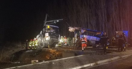 Vlak prepolovio školski autobus u Francuskoj, poginula četiri djeteta