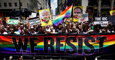 Deseci tisuća ljudi marširali na Gay Prideu u New Yorku protiv Trumpa