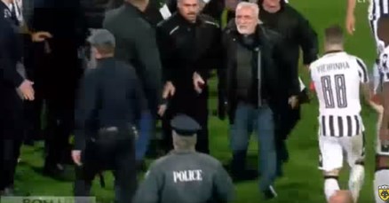 PAOK U 90. ZABIO, BIO NA KORAK DO TITULE, A ONDA KAOS Sudac poništio gol, gazda kluba s pištoljem uletio na teren, utakmica prekinuta