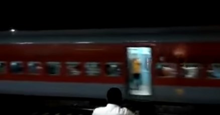 Vlak prepun putnika, bez lokomotive klizio 12 kilometara unatrag u Indiji