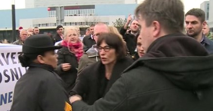 VIDEO Pogledajte dramatično privođenje Florence Hartmann ispred suda u Haagu