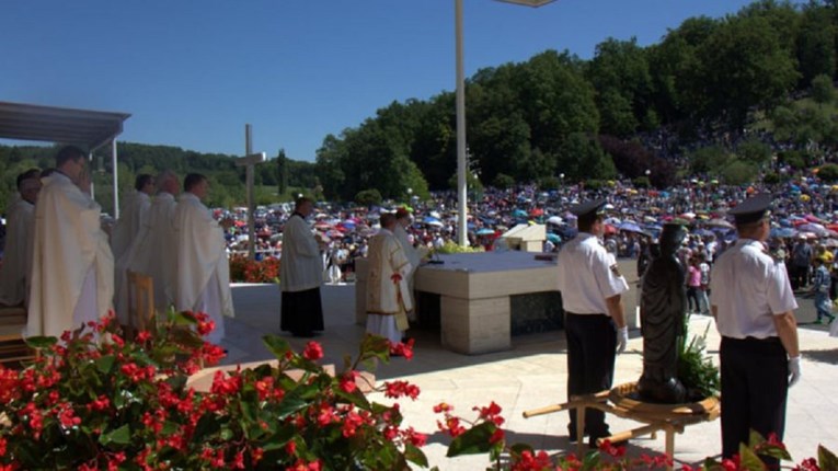 Crkva će malo pomaknuti križ s Hipodroma, Zagrepčani će to platiti skoro milijun kuna