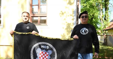 Pogledajte snimku incidenta u Jasenovcu: Razvili zastavu s ustaškim pozdravom, policija istražuje