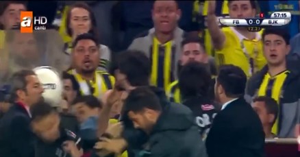 PREKINUT DERBI FENERA I BEŠIKTAŠA Trener Bešiktaša pogođen s tribina, vratar krenuo na navijače