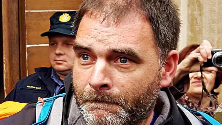 VIDEO Čovjeka s križem dočekali pljeskom nakon sastanka s Plenkovićem. Imao je suze u očima
