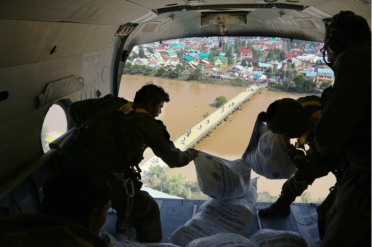 POPLAVE U INDIJI Pogođeno gotovo dva milijuna ljudi, 85 poginulih