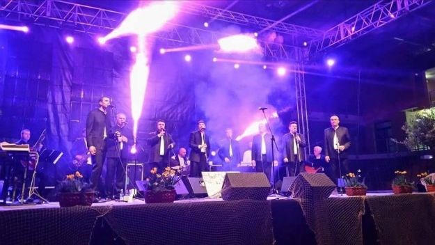 Olujni vjetar srušio konstrukciju pozornice na koncertu klape Intrade, četvero djece ozlijeđeno