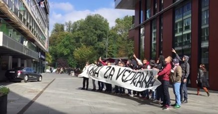 Navijači Sarajeva prosvjedovali pred hrvatskim veleposlanstvom: "Istina za Vedrana"