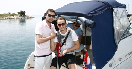 Ivan Rakitić sa štakama se ukrcao na brod i otplovio na Šoltu