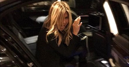 FOTO Jennifer Aniston 49. rođendan slavila u uskim kožnim hlačama
