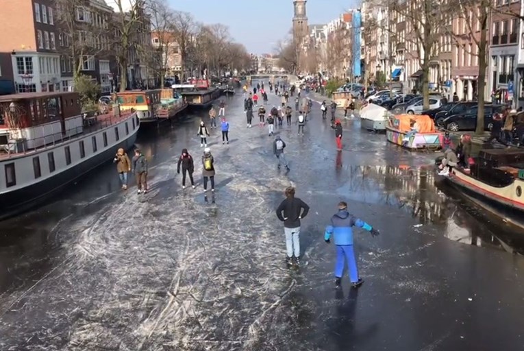 U Amsterdamu je toliko hladno da se ljudi kližu po zaleđenim kanalima