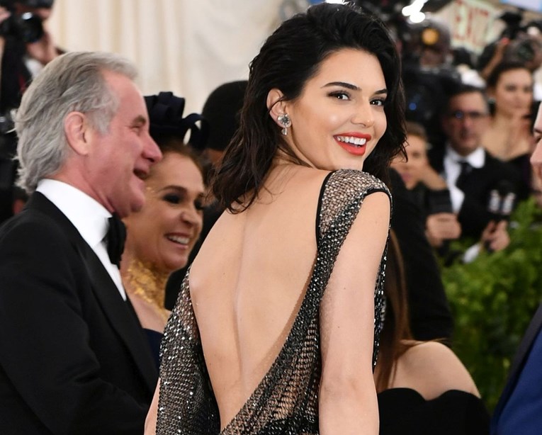FOTO Kendall Jenner pokazala golu guzu i dekolte do prepona