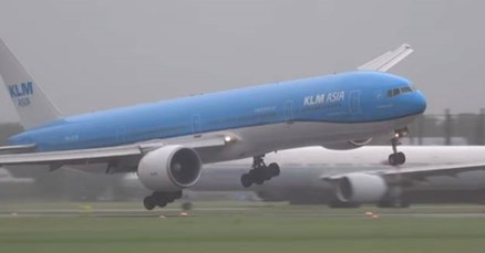 Snažan vjetar opasno zaljuljao Boeing 777 nekoliko sekundi prije slijetanja u Amsterdam