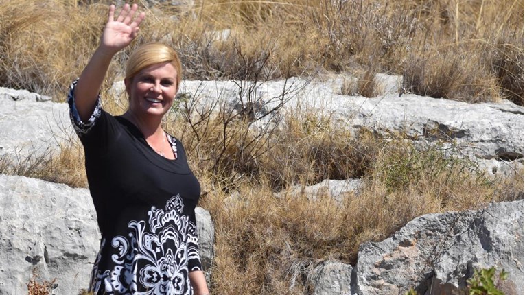 Kolinda nasmiješena maše s Kornata, povodom obilježavanja smrti 12 vatrogasaca