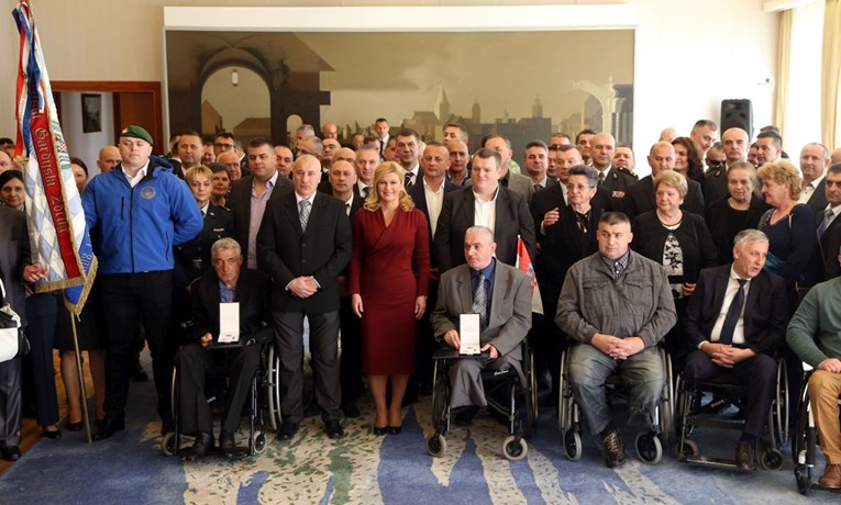 Kolinda odlikovala Bojnu Zrinski i 1. hrvatski gardijski zdrug, ovi joj ogovarali Mesića
