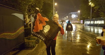 POGLEDAJTE ATMOSFERU Navijači Kosova sa zastavom Velike Albanije pjevali Geni kameni