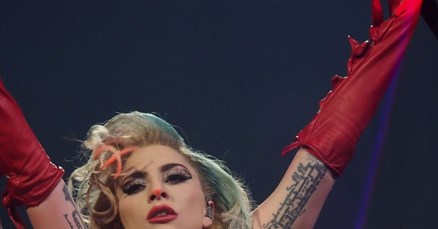 FOTO Lady Gagi na koncertu provirile bradavice