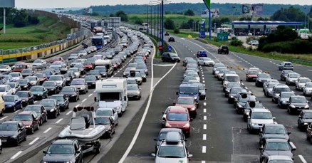 Gužve na cestama: Na graničnim prijelazima Kaštel i Plovanija kolona duga 18 kilometara