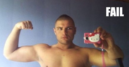 Macho razbijač i njegov najdraži Hello Kitty fotić