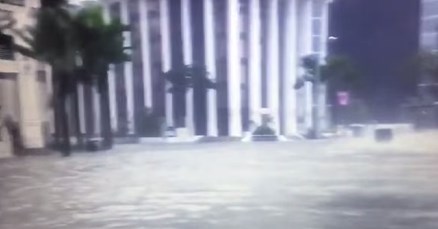 VIDEO Ulice Miamija i zračna luka potopljene, prava šteta će se vidjeti tek u jutarnjim satima