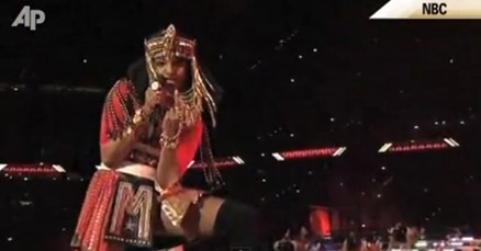 Video: NFL i NBC se ispričali jer je reperica M.I.A pokazala srednji prst tijekom nastupa