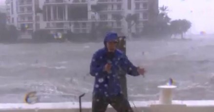 VIDEO Reporter koji uživo izvještava o Irmi zabrinuo mnoge: "Zaboga, pošaljite ga na sigurno"